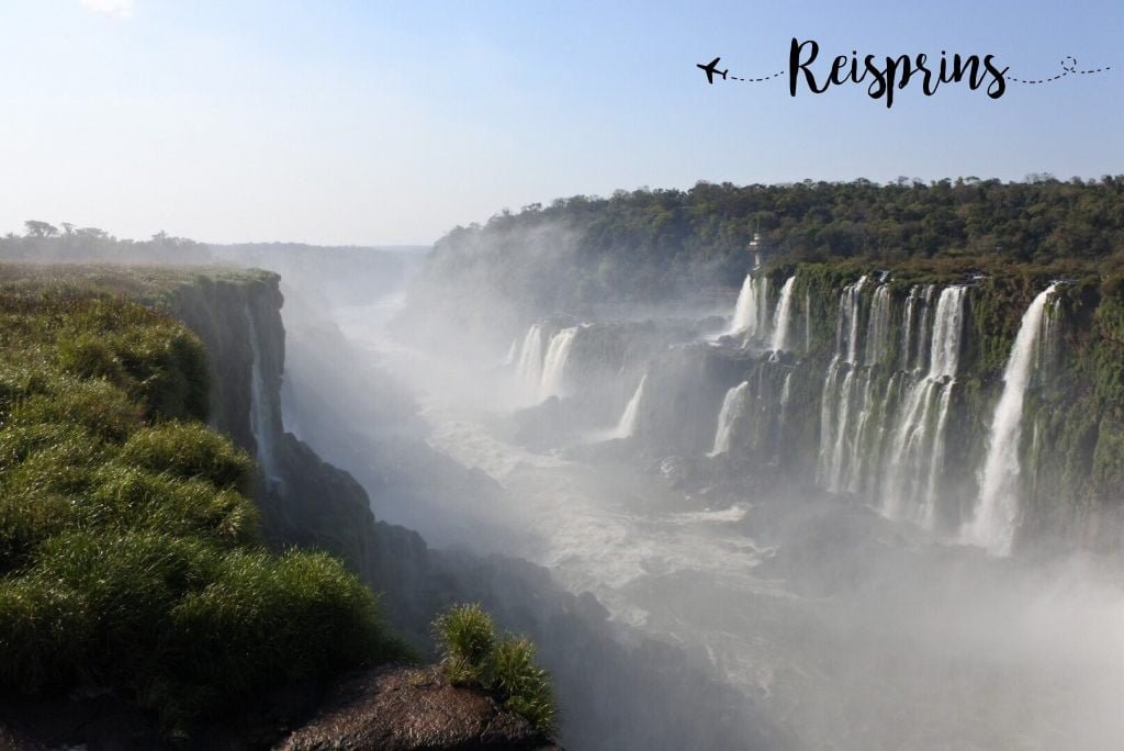 De prachtige watervallen van Iguazú op de grens van Brazilië en Argentinië.