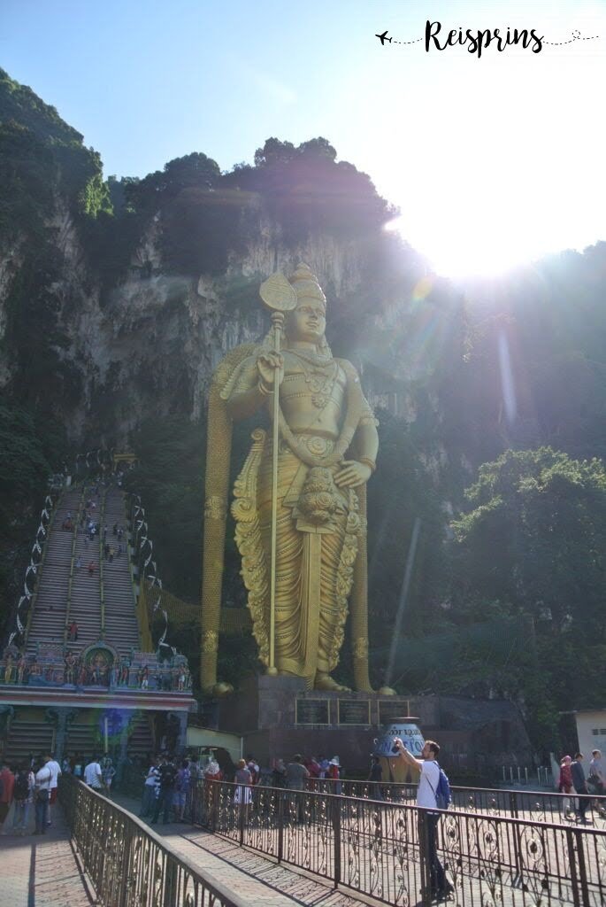 De Batu caves met het indrukwekkend beeld van oorlogsgod Murugan
